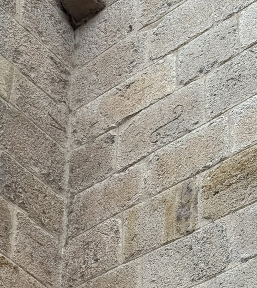 isatielmes's tweet image. Aquí va otra entrega de marcas de cantero. 

Hay un lienzo que las muestra por doquier, en casi todos sus sillares. 

Iglesia de Santa María Magdalena (S.XII-XIII)
#Zamora #CyL 

#arte #historia #patrimonio #cultura #turismo