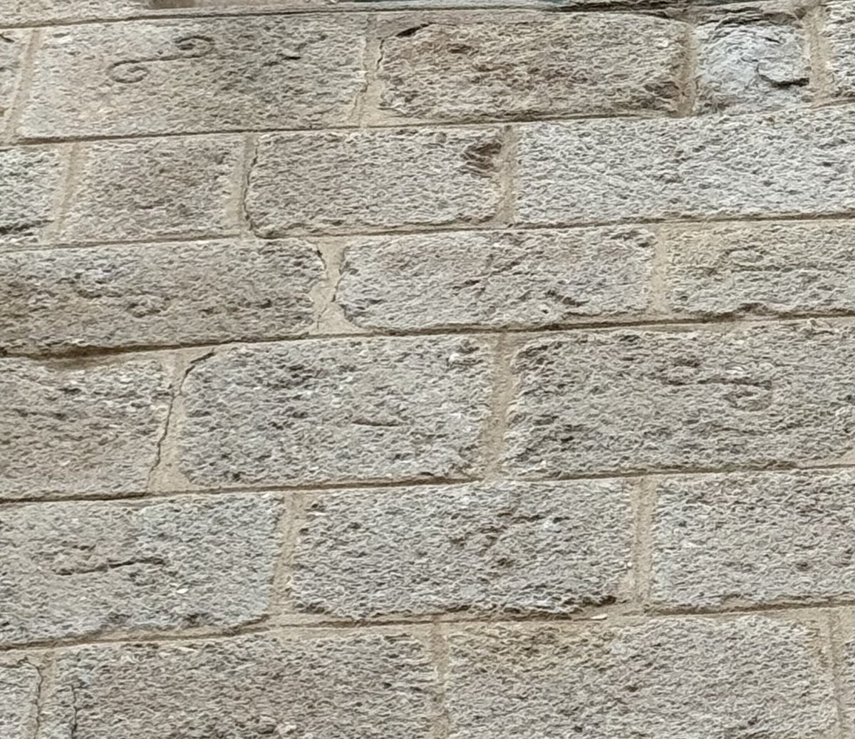 isatielmes's tweet image. Aquí va otra entrega de marcas de cantero. 

Hay un lienzo que las muestra por doquier, en casi todos sus sillares. 

Iglesia de Santa María Magdalena (S.XII-XIII)
#Zamora #CyL 

#arte #historia #patrimonio #cultura #turismo