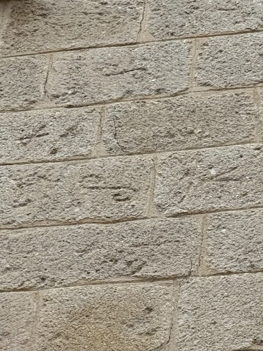 isatielmes's tweet image. Aquí va otra entrega de marcas de cantero. 

Hay un lienzo que las muestra por doquier, en casi todos sus sillares. 

Iglesia de Santa María Magdalena (S.XII-XIII)
#Zamora #CyL 

#arte #historia #patrimonio #cultura #turismo