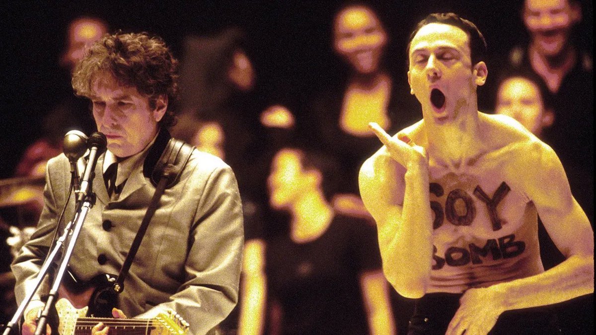 kennylanglea's tweet image. This day in 1998, Bob Dylan’s Time Out Of Mind won Album of the Year at The Grammys. Dylan closed the show, singing the song Love Sick. However, his performance was interrupted by experimental artist Michael Portnoy, who danced wildly beside a bemused Dylan #BobDylan #Dylan