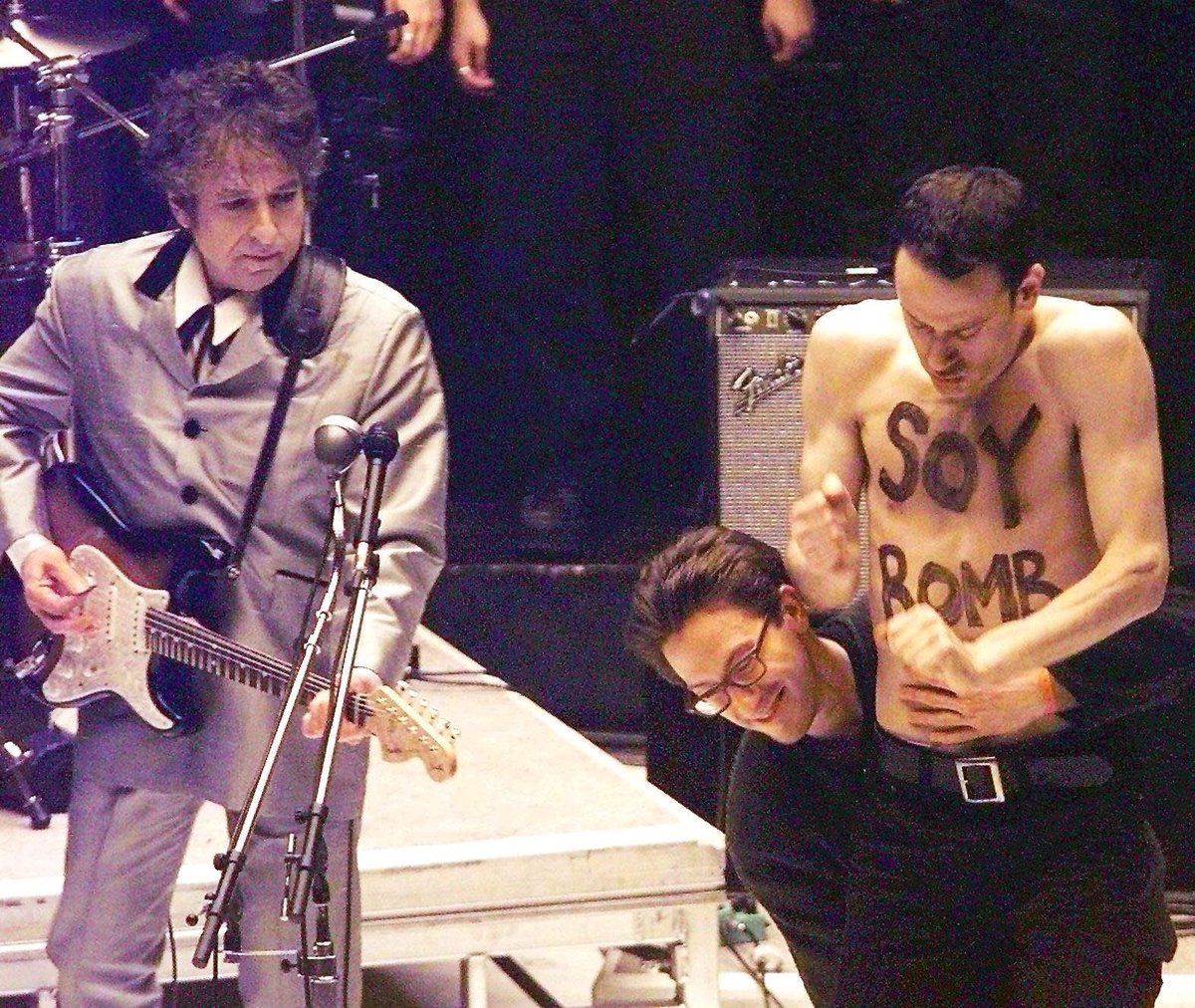 kennylanglea's tweet image. This day in 1998, Bob Dylan’s Time Out Of Mind won Album of the Year at The Grammys. Dylan closed the show, singing the song Love Sick. However, his performance was interrupted by experimental artist Michael Portnoy, who danced wildly beside a bemused Dylan #BobDylan #Dylan