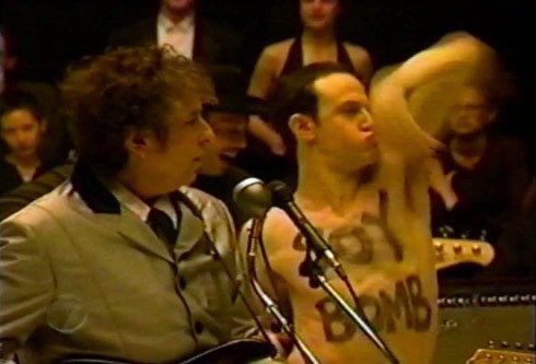 kennylanglea's tweet image. This day in 1998, Bob Dylan’s Time Out Of Mind won Album of the Year at The Grammys. Dylan closed the show, singing the song Love Sick. However, his performance was interrupted by experimental artist Michael Portnoy, who danced wildly beside a bemused Dylan #BobDylan #Dylan