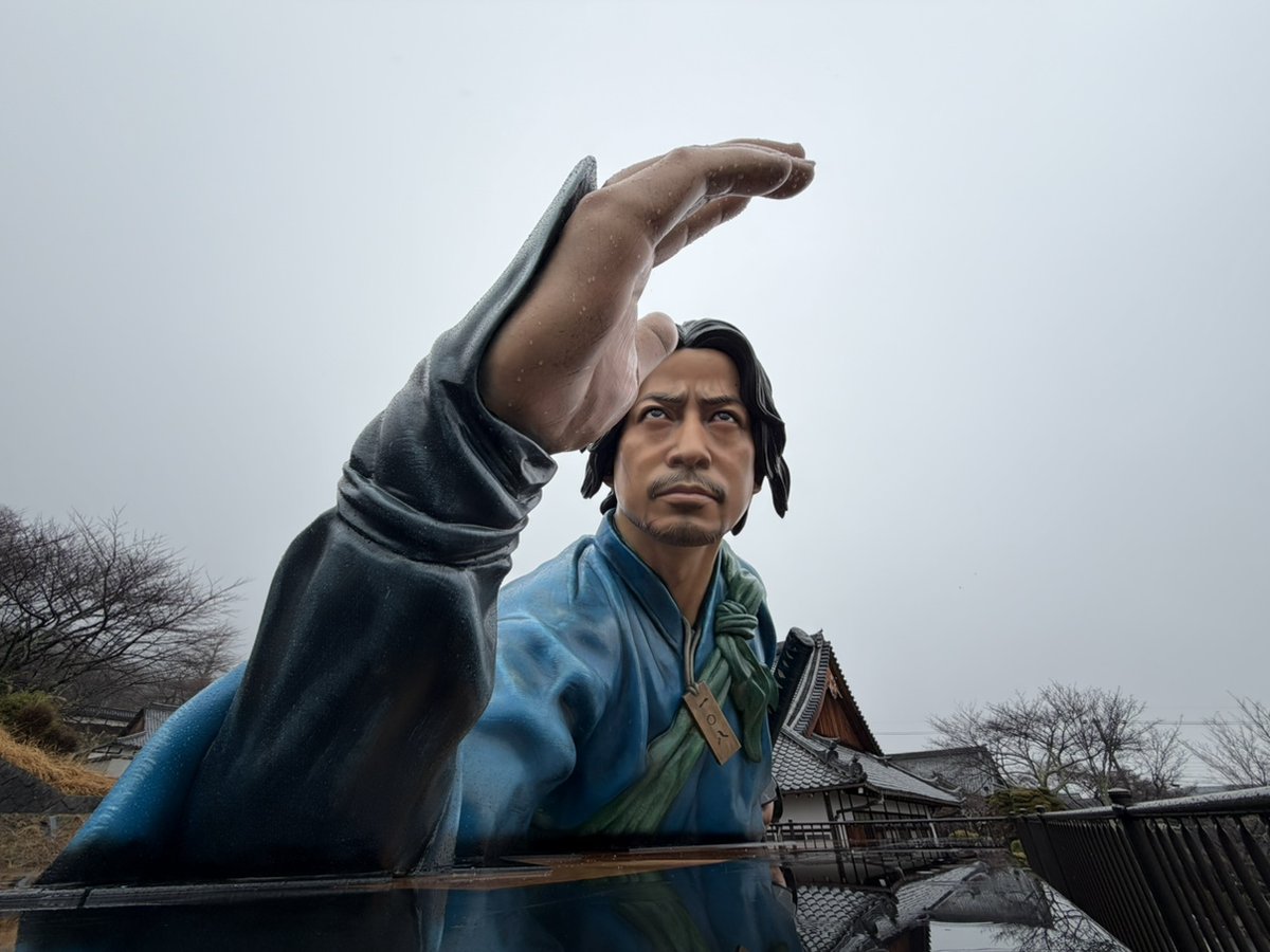西教寺に巨大な岡田准一さんが登場！？ Netflixで配信中の話題作