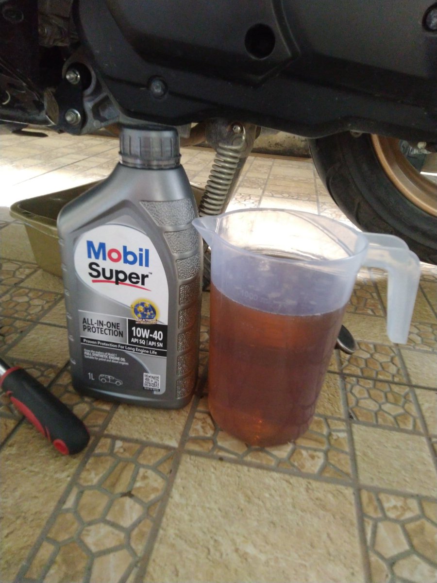 Man to woman

Jangan lupa ganti oli motornya, karena walaupun cuma muter muter didalam tapi peran nya penting sekali, 2 bulan sekali ganti lah ya kalau kalian ga dicatet tanggal ganti &amp; KMnya.

Skin care kalian aja mahal kebeli kok, masa beli oli gak bisa? 

Karena kalau sampai