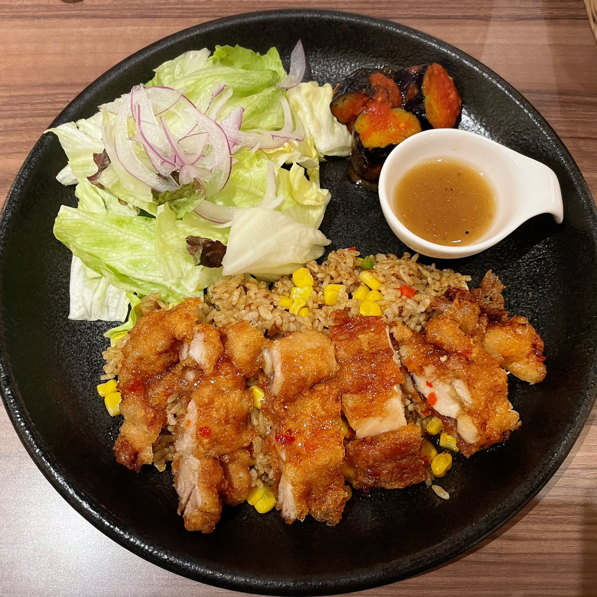 makiolunch's tweet photo. 高倉町珈琲でホットチキンスイートチリソースプレートとアメリカンコーヒーをいただきましたよ
予想以上に美味しくてボリュームもあったよ
でも！ビートルズのBGMが流れてないんだけどどうしたの？それも楽しみなんだけどなー😭 https://t.co/O9v395qzZH