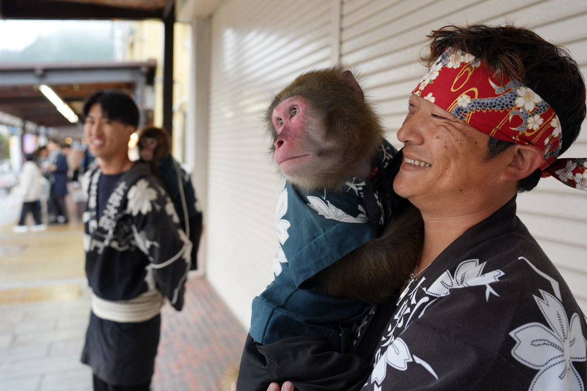 【第50期棋聖戦第4局】
対局前日の25日午後2時半頃、東武日光線の東武日光駅に到着した一力遼棋聖と芝野虎丸十段ら。あいにくの雨模様の中、駅前では、日光名物の「さる軍団」が両雄を出迎えました。

▽記事はこちら
yomiuri.co.jp/igoshougi/kise…

#棋聖戦 #一力遼 #芝野虎丸 #さる軍団