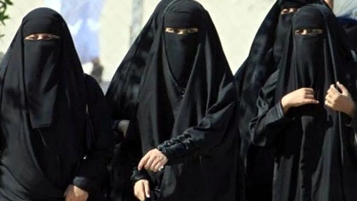 İsveç Başbakan Yardımcısı Ebba Busch:

"Eğer şeriatın iyi bir şey olduğunu düşünüyorsanız o halde İsveç'e gelmemelisiniz. 

İslam, İsveç kültürüne adapte olmalı. Bunu yapamayan Müslümanlar İsveç'i terk etmeli."