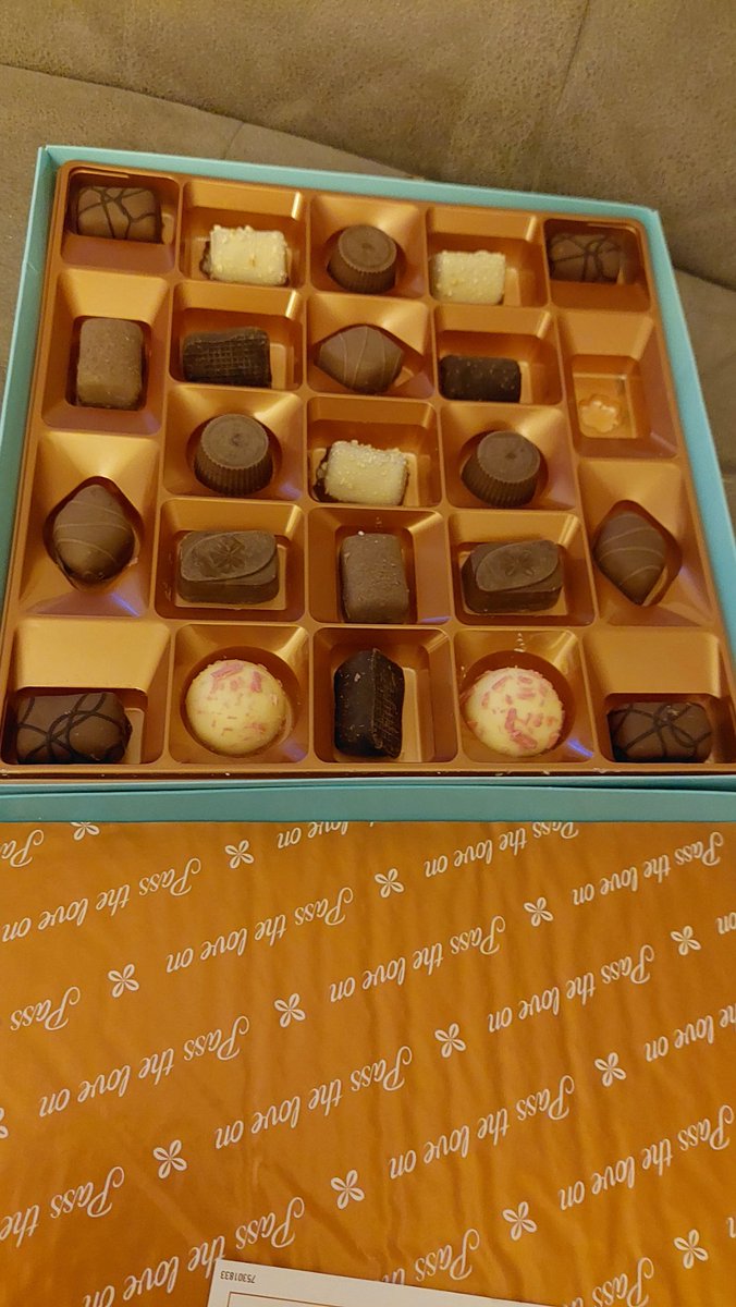 AzaMarazza's tweet photo. @thorntonschocs opened this box on my anniversary and 1 missing chocolate. I am guessing as you just have 4 tabs on box someone managed to get 1 out!! https://t.co/AsHV8u1yz6