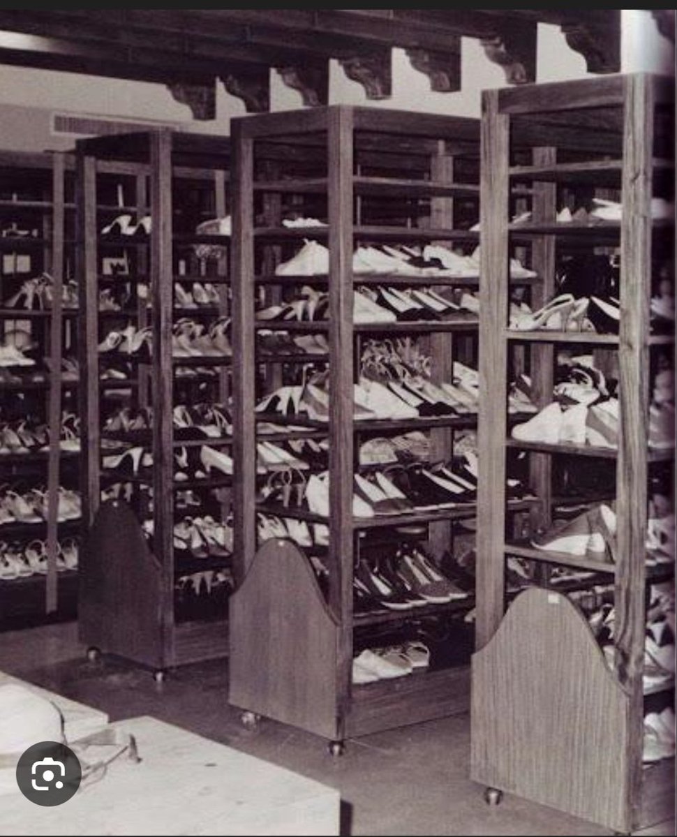 On this day, Imelda Marcos fled the Philippines as the regime fell.
Billions were allegedly looted; properties, art, jewels; with much of the wealth still untraced decades later.
A stark reminder: unchecked power can hollow out a nation.