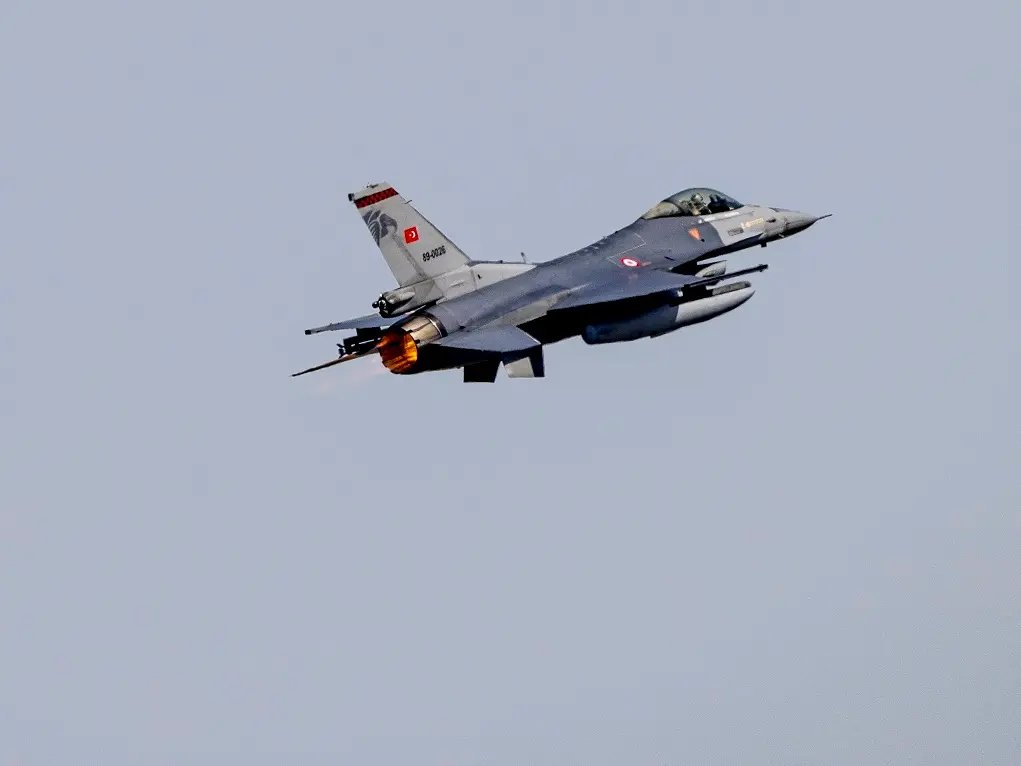 Defence_IDA's tweet image. A Turkish Air Force F-16 crashed shortly after takeoff from 9th Main Jet Base.

Major İbrahim Bolat was martyred in the crash. No civilians were harmed.
Our deepest condolences to the Turkish Armed Forces and the family of Major İbrahim Bolat.
#F16Crash #Turkiye