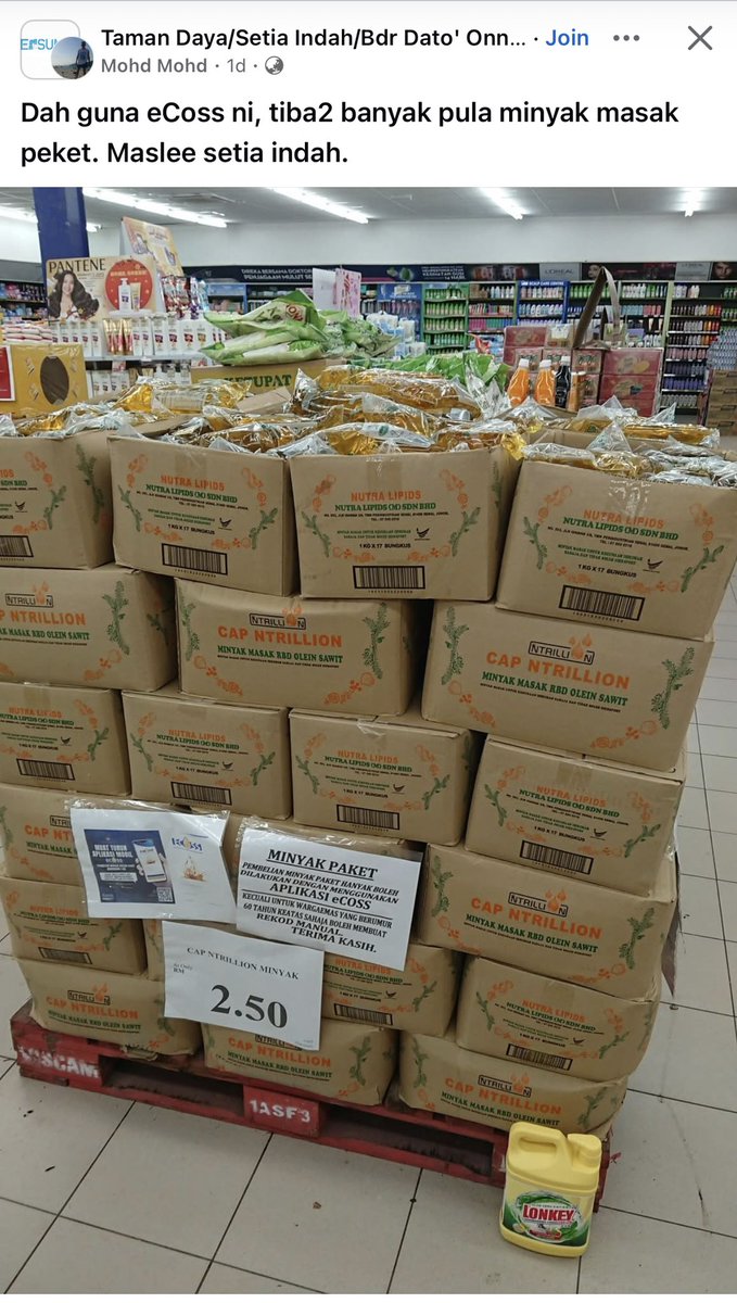 syahir's tweet photo. Ha betul la tu. Kedai-kedai runcit dekat area rumah aku pun banyak stok minyak masak paket sejak kebelakangan ni.

Kalau takde ketirisan, penyeludupan memang patut pun stok sentiasa cukup sebab Kerajaan bekalkan kuota 60 ribu tan setiap bulan untuk minyak masak 1kg paket bersubsidi ni. 

60 ribu tan bersamaan 60 juta paket sebulan. Tak logik tak cukup untuk rakyat Malaysia. 

eCoss leceh sikit sebab kena scan untuk check eligibility bagai, tapi berjayala kurangkan ketirisan di peringkat runcit.