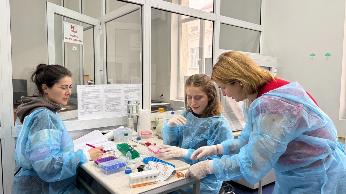 ASCLEPIUSproj's tweet photo. Scientists from the Eliava Institute took part in an #ASCLEPIUS training on nanopore sequencing, delivered by experts from OxGEn Solutions.

🔗 https://t.co/FS8L9QmKr7
#NanoporeSequencing #Genomics #PhageResearch https://t.co/UHmnFonxQy