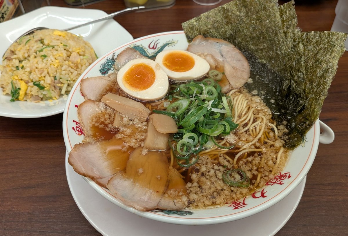 JonnyOnlyone's tweet photo. 🍜『魁力屋三鷹大沢店』
背脂醤油全部のせラーメン　1155円
　　　　　　　　焼きめし　319円
久々の細麺✨
⭐ラーメンと焼きめしとてもあいます🍥最近、魁力屋の投稿が多いのは来店ポイントにはまってまして、頂点のブラックを目指しています。恐らく、30回以上は行かないと行けないかも🍜😄 https://t.co/WLMCgNlndE