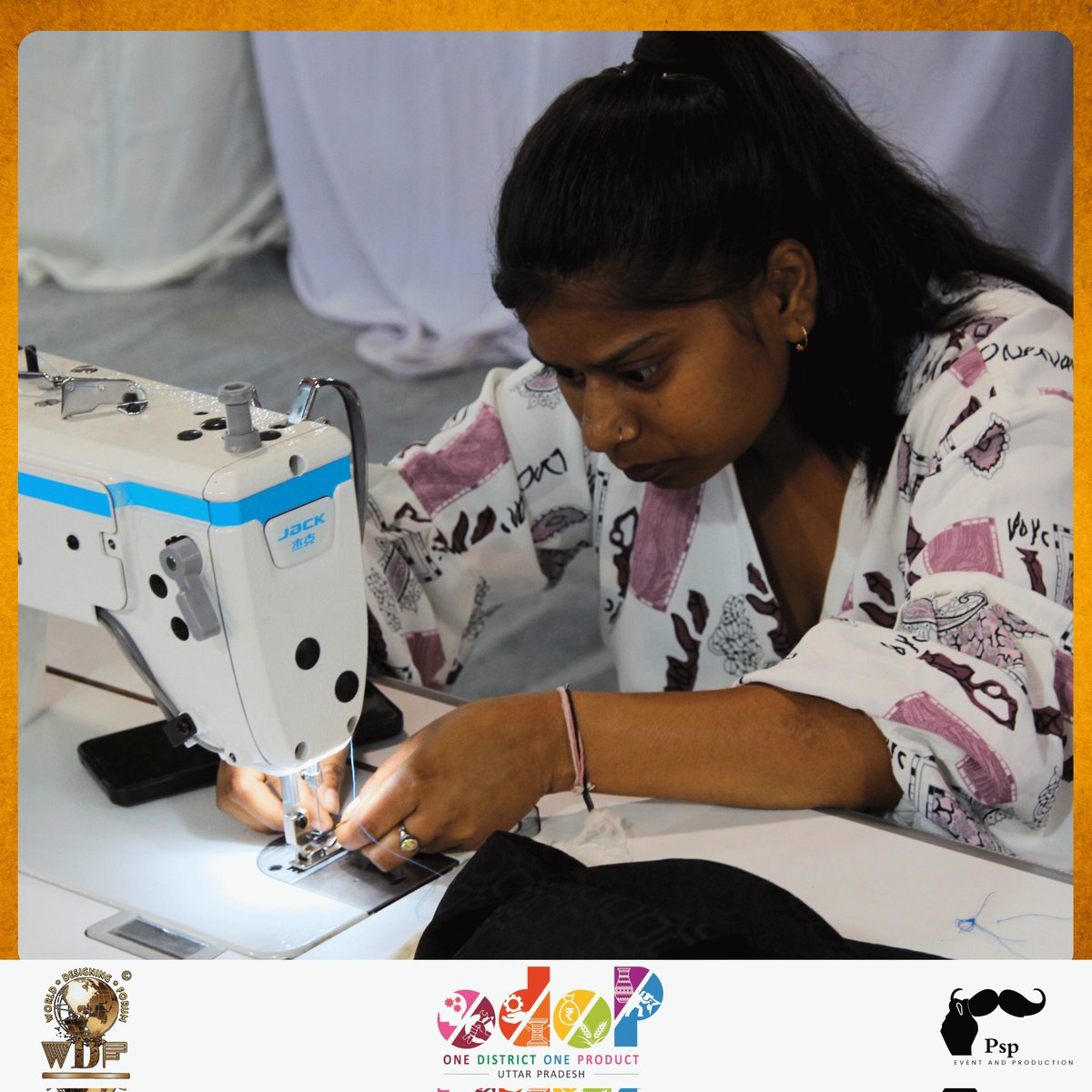 DesigningForum's tweet photo. प्रशिक्षण का दूसरा दिन ✨

महिलाओं को सशक्त बनाते नए डिज़ाइन, नए पैटर्न और नई संभावनाएँ…
हुनर से आत्मनिर्भरता की ओर एक मजबूत कदम।

WDF और ODOP के तत्वाधान में आगरा से आई महिलाओं के लिए विशेष प्रशिक्षण सत्र आयोजित किया गया, जहाँ अनुभवी डिज़ाइनर्स ने कारीगरी के बारीक गुरों के साथ-साथ जैक मशीनों की आधुनिक तकनीक भी सिखाई।

यह पहल केवल प्रशिक्षण नहीं…
बल्कि आत्मविश्वास, आत्मनिर्भरता और सशक्तिकरण की एक नई शुरुआत है।

WDF और ODOP — हुनर को मंच, सपनों को उड़ान।

@UPGovt | @myogiadityanath  | @IasAlok  | @CMOfficeUP | @DesigningForum| @OfficeOfDMAgra

#WDF #ODOP #WomenEmpowerment #SkillDevelopment #AatmanirbharNari HunarSeUnnati