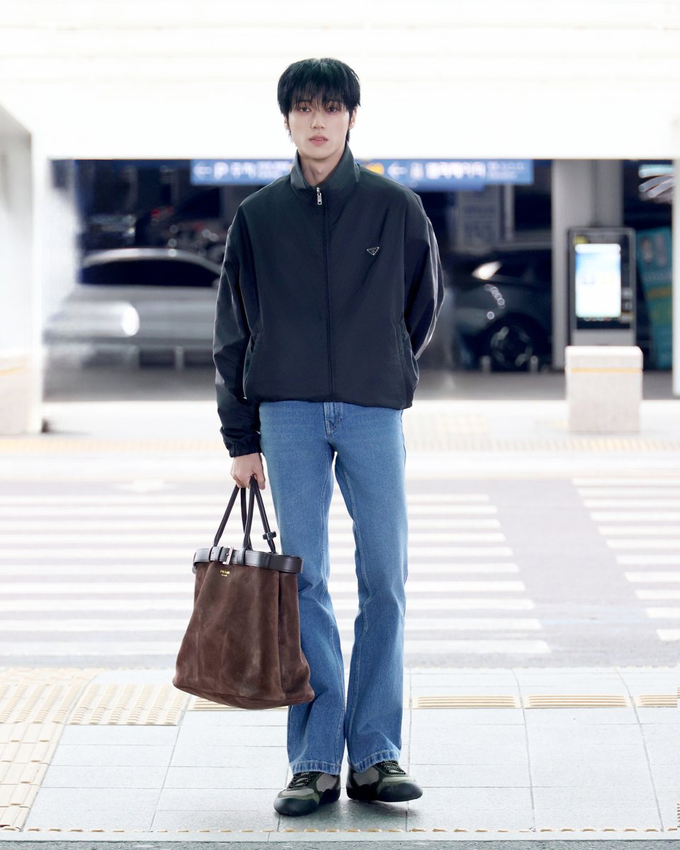 prada_japan's tweet photo. ATEEZのウヨンが、#プラダ のルックでミラノへ。

プラダ 2026年秋冬ウィメンズファッションショーに出席します。

#PradaFW26 #MiucciaPrada #RafSimons #Wooyoung #ATEEZ 
@ATEEZofficial https://t.co/SHO8nqfyv6