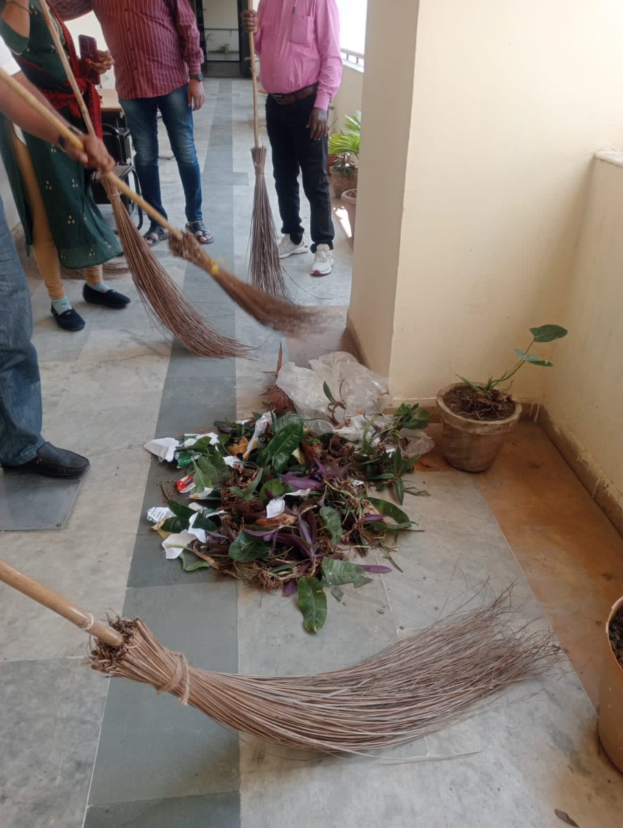 दिनाँक 18.02.2026 को भारतीय खाद्य निगम, क्षेत्रीय कार्यालय, झारखंड अंतर्गत स्वच्छता पखवाड़ा (दिनाँक 16.02.2026 से 28.0.22026 तक) के तहत अधिकारियों/कर्मचारियों द्वारा Mass Cleanliness Drive चलाया गया । #CleanlinessDrive #FCI #स्वच्छता_ही_सेवा #swachchtapakhwada
<a href="/FCI_India/">Food Corporation of India</a> <a href="/EastFci/">FCI, Zonal Office (East)</a>