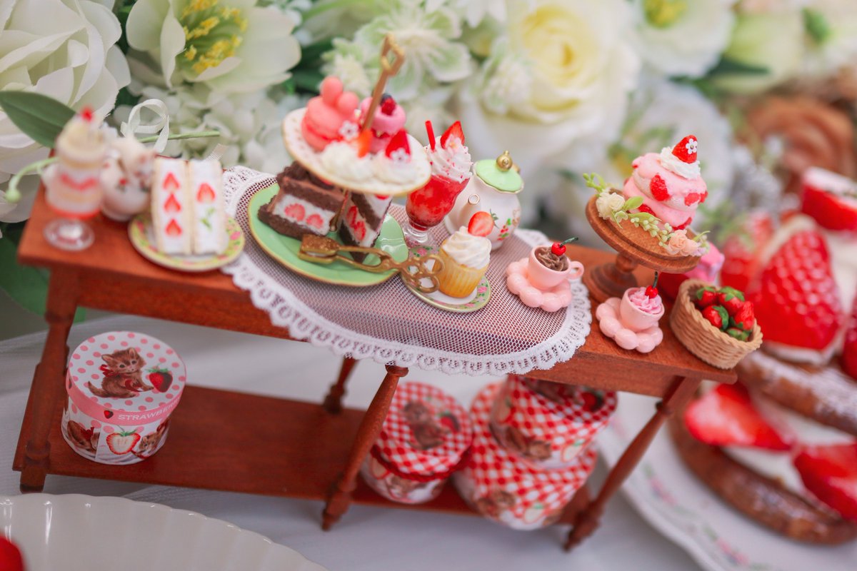 나름 열심히 디피했는데 가려지는 게 아쉬워서 인형없이도 찰칵📸🍓
리멘트 딸기카페가 하필 딱 스튜디오 오는 날 배송된대서 못 들고갔는데 그동안 쫌쫌따리 모았던 템들로도 충분히 한 상 차려졌다🤭❤️