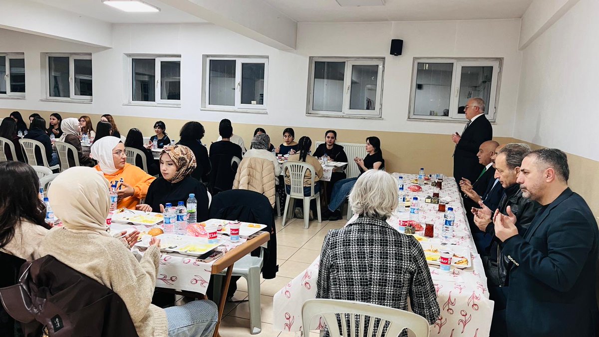 📌 Maarifin Kalbinde Ramazan 🌙
Hidayet Aydoğan Sosyal Bilimler Lisesi’nde, Belediye Başkanımız Mustafa Yalçın’ın katılımıyla iftar öncesi söyleşi yapıldı. Söyleşi sonrası iftar ve çay sohbetleri gerçekleştirildi
<a href="/tcmeb/">Millî Eğitim Bakanlığı</a> 
<a href="/Yusuf__Tekin/">Yusuf Tekin</a> 
<a href="/CoskunESEN57/">Coşkun ESEN</a> 
<a href="/bskmustafaylcn/">Mustafa Yalçın</a>
<a href="/OMALKOCOGLU/">osman MALKOÇOĞLU</a>