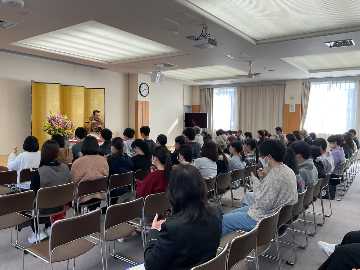 3kangoueda's tweet photo. 上田看護専門学校
特別講演会
「笑いでこころ も からだ もリフレッシュ ～人と人を結ぶ笑いの力～ 」
講師：三遊亭楽春先生

会場は、笑顔と笑い声でいっぱいになりました。

一般の方の参加も多く、みんなで楽しい時間を過ごすことができました。
ありがとうございました。
＃上田看護専門学校 https://t.co/iS8WHgypCS