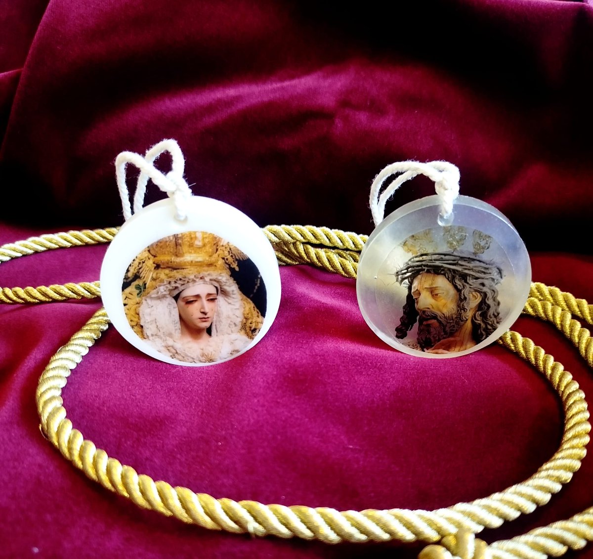 🗣️𝐍𝐮𝐞𝐯𝐨𝐬 𝐚𝐦𝐛𝐢𝐞𝐧𝐭𝐚𝐝𝐨𝐫𝐞𝐬 a la venta en la Casa Hermandad, fabricados por ‘𝐥𝐚 𝐋𝐮𝐳 𝐝𝐞 𝐌𝐮𝐧𝐚𝐲’.

💐Con rosas, azahar y jazmín en el de la Virgen, y con incienso, almizcle y canela en el del Señor.

¡No te quedes sin el tuyo!

#𝖲𝗈𝗆𝗈𝗌𝖭𝖤
#CofradiasMLG