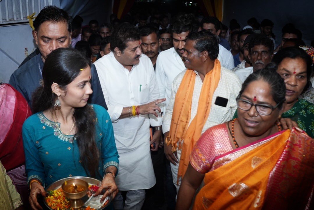 SanjayDRathods's tweet photo. काल रात्री श्री दुर्गाभवानी सेवालाल ट्रस्ट वांद्रे यांच्या वतीने आयोजित सेवालाल महाराज यांच्या जयंती उत्सव कार्यक्रमाला भेट दिली. 

यावेळी सेवालाल महाराजांच्या विचारांचा जागर करत समाजबांधवांशी संवाद साधला.

#sevalalmaharaj #sevalalmaharajjayanti #banjarasamaj #gorbanjara #bandra https://t.co/ZcfPJNgeyf