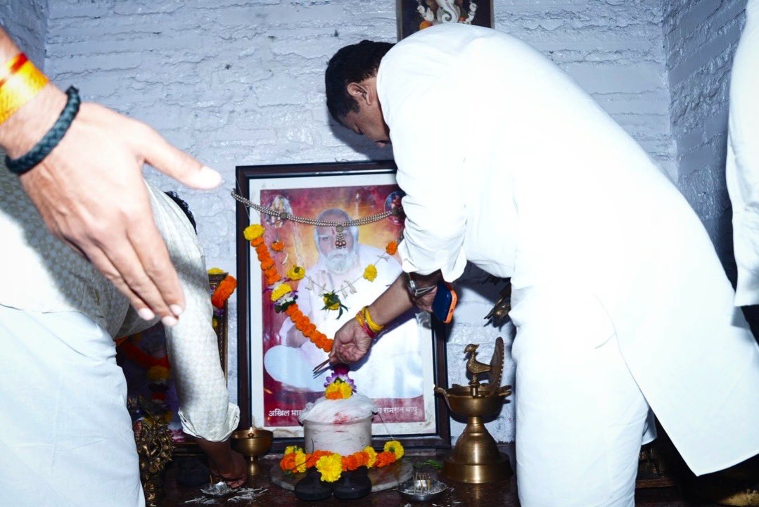 SanjayDRathods's tweet photo. काल रात्री श्री दुर्गाभवानी सेवालाल ट्रस्ट वांद्रे यांच्या वतीने आयोजित सेवालाल महाराज यांच्या जयंती उत्सव कार्यक्रमाला भेट दिली. 

यावेळी सेवालाल महाराजांच्या विचारांचा जागर करत समाजबांधवांशी संवाद साधला.

#sevalalmaharaj #sevalalmaharajjayanti #banjarasamaj #gorbanjara #bandra https://t.co/ZcfPJNgeyf