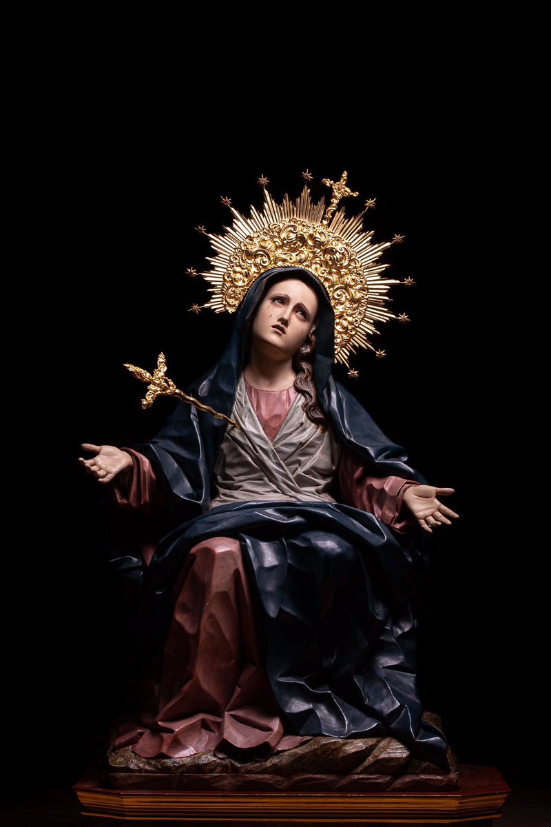 🆕 El Cristo del Amor y la Virgen de los Dolores amanecen en el Santuario de la Victoria con sus atributos.
Las potencias, el INRI, la ráfaga y el puñal han sido realizados por Orfebrería Montenegro
Se recupera así una estampa añeja que nunca debió perderse
#CofradiasMLG