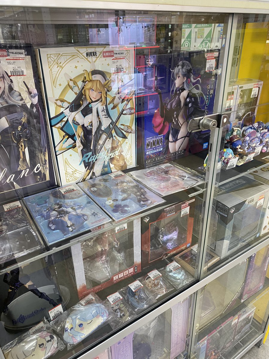 ブックタウン津島店価格情報】 •ショーケース内のスケールフィギュア