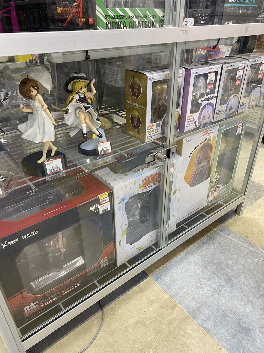 ブックタウン津島店価格情報】 •ショーケース内のスケールフィギュア