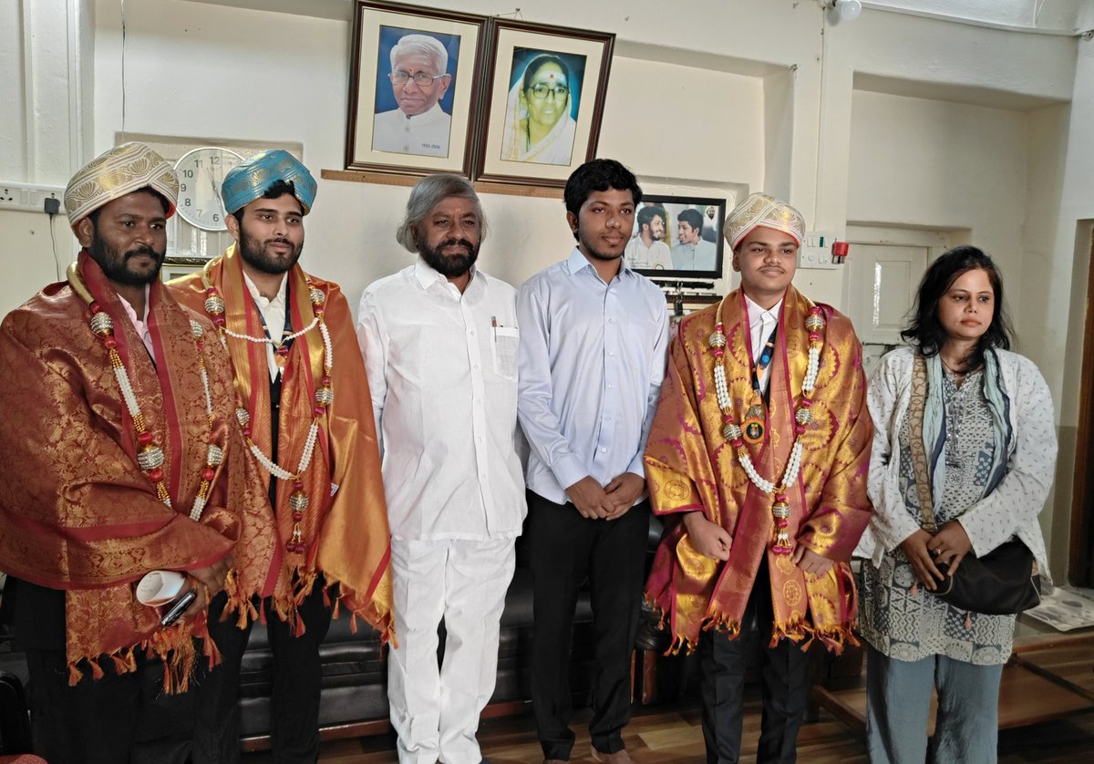 eshwar_khandre's tweet photo. ಅಂತರಾಷ್ಟ್ರೀಯ ಕಿಕ್ ಬಾಕ್ಸಿಂಗ್ ಸ್ಪರ್ಧೆಯಲ್ಲಿ ಚಿನ್ನದ ಪದಕ ವಿಜೇತ ಬೀದರ್ ಜಿಲ್ಲೆಯ ಶ್ರೀ ನಿಶಿಕಾಂತ್, ಬೆಳ್ಳಿ ಪದಕ ವಿಜೇತ ಶ್ರೀ ಪರ್ವೇಜ್ ಹಾಗೂ ಇವರಿಗೆ ತರಬೇತಿ ನೀಡಿದ ಶ್ರೀ ಸುವಿತ ಮೊರೆ ಅವರನ್ನು ಇಂದು ನಮ್ಮ ಭಾಲ್ಕಿ ನಿವಾಸದಲ್ಲಿ ಸನ್ಮಾನಿಸಿ, ಹಾರ್ದಿಕ ಅಭಿನಂದನೆಗಳನ್ನು ಸಲ್ಲಿಸಲಾಯಿತು.

​ಯುವಕರಿಗೆ ಕಿಕ್ ಬಾಕ್ಸಿಂಗ್‌ನಲ್ಲಿ ಹೆಚ್ಚಿನ ತರಬೇತಿ ನೀಡಲು ಮತ್ತು ಈ ಕ್ರೀಡೆಯಲ್ಲಿ ನಮ್ಮ ಯುವಜನತೆ ಸಕ್ರಿಯವಾಗಿ ಪಾಲ್ಗೊಂಡು ಒಲಿಂಪಿಕ್ಸ್ ಮಟ್ಟದವರೆಗೂ ತಲುಪಲು ಪೂರಕವಾಗುವಂತೆ, ಸರ್ಕಾರದ ವತಿಯಿಂದ ಅಗತ್ಯವಿರುವ ಎಲ್ಲಾ ಸೌಲಭ್ಯಗಳನ್ನು ಒದಗಿಸಿಕೊಡಲಾಗುವುದು ಎಂದು ಈ ಸಂದರ್ಭದಲ್ಲಿ ಭರವಸೆ ನೀಡಲಾಯಿತು.

#bhalki #bidar #Sports #Kickboxing