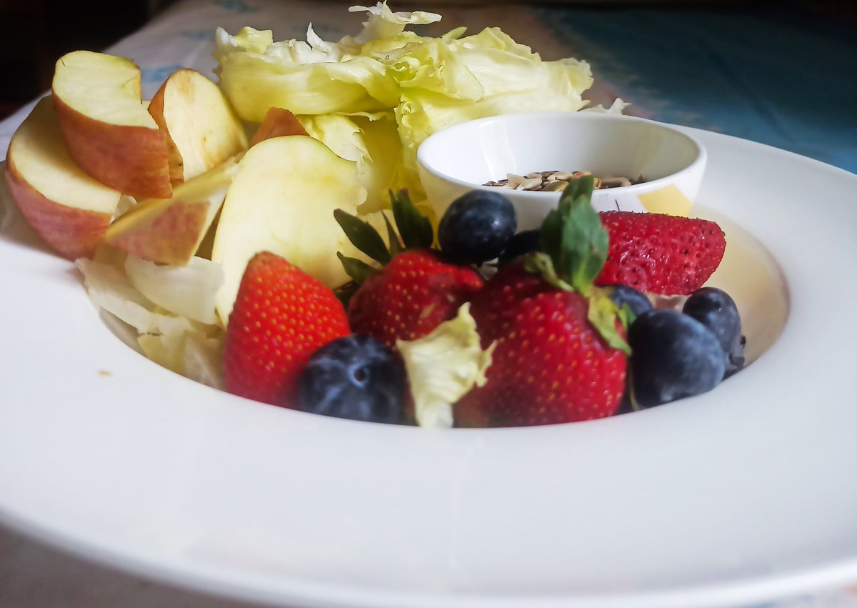 dmv272007's tweet image. My Lunch #DiabeticLunch #Portioncontrol #Lettuce #Blueberries #Strawberries 
#Roastedseeds