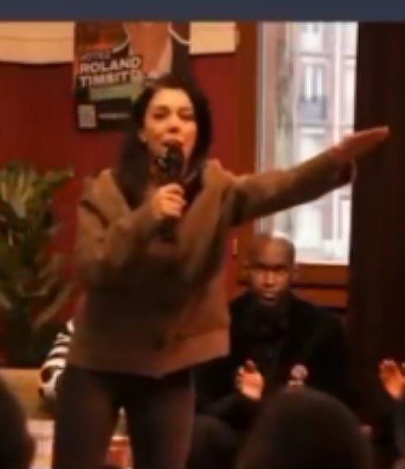 Sophia Chikirou aurait été aperçue faisant un salut NAZI plein meeting.

Le bruit des boooooottes