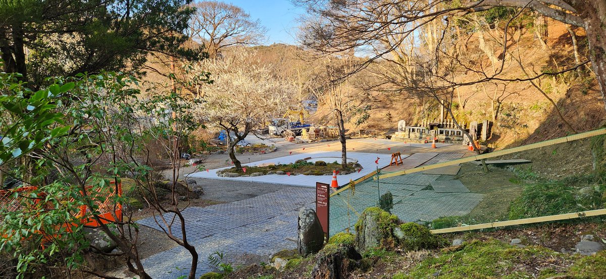 修善寺、源氏公園の工事もう始まったんですね
頼家様墓所へは右の階段から回り込んでお参りできます