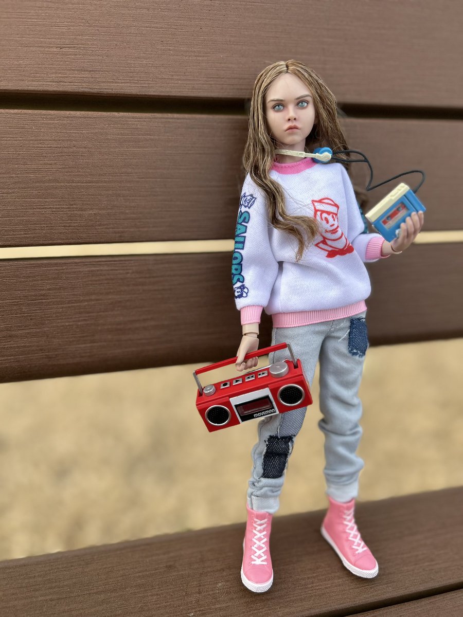 リカちゃんくじ×セーラーズのトレーナーをミーガンに ラジカセと