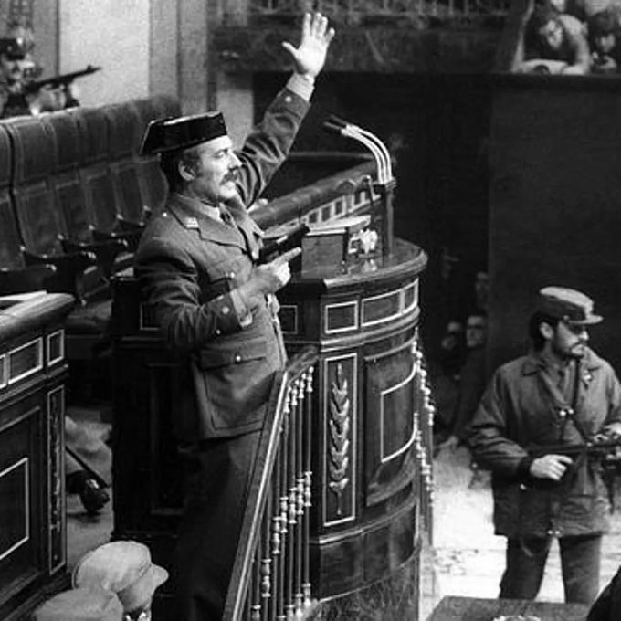 -¡Eh!, a ver, hasta que no se callen los del fondo no sigo con la clase.