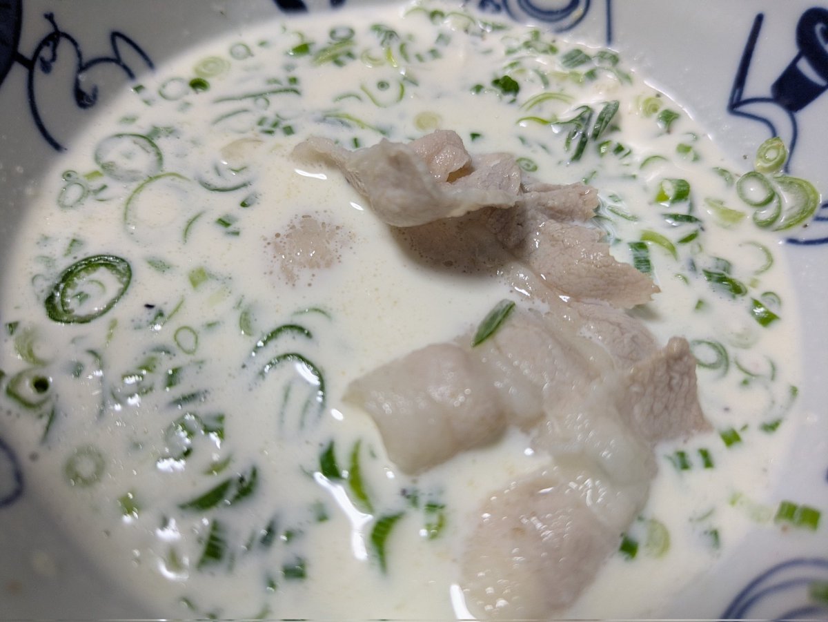 berandagrow's tweet photo. 今日は寒かったので「しゃぶしゃぶ」にでもしようかとスーパーで買い物していたら、生クリームが半額🤔
いつもなら素通りなのですが閃きが💡

、、、しゃぶしゃぶのつけダレを生クリームベースで作ってみました👍
もちろん自家栽培小ネギと共に😊

結果は美味すぎてビックリ‼️
今までのしゃぶしゃぶ人生損してました🤣

#しゃぶしゃぶつけダレ生クリームやったことない人は拡散してください
#多くの人に美味しいレシピ届けましょう
#しゃぶしゃぶ
#プランター栽培
#家庭菜園
#ベランダ菜園
#生クリーム
#小ネギ
#簡単おつまみレシピ
#BGK