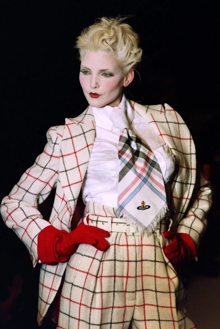 J’ai reçu plusieurs messages et commentaires au sujet de la ‘croix de fer’ que je porterais autour du cou - visible sur la captation vidéo de ma chronique ‘les oints et les morts’.

Cette croix coiffe le Sovereign’s Orb, joyau de la couronne britannique, revisité par la