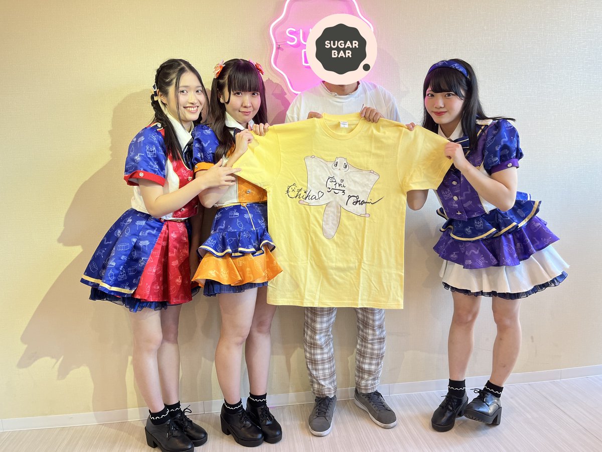 2026.02.21 #ミルクセーキ【ミルクセーキは食べ物ですvol.131】甘ぁい異国の恋の味♡@ SUGAR BAR

カラーチェンジ企画だったので、それぞれのカラーメンバーっぽいポーズしてもらいました📷️
そして、新しいももんがTシャツにサインもらいました♪