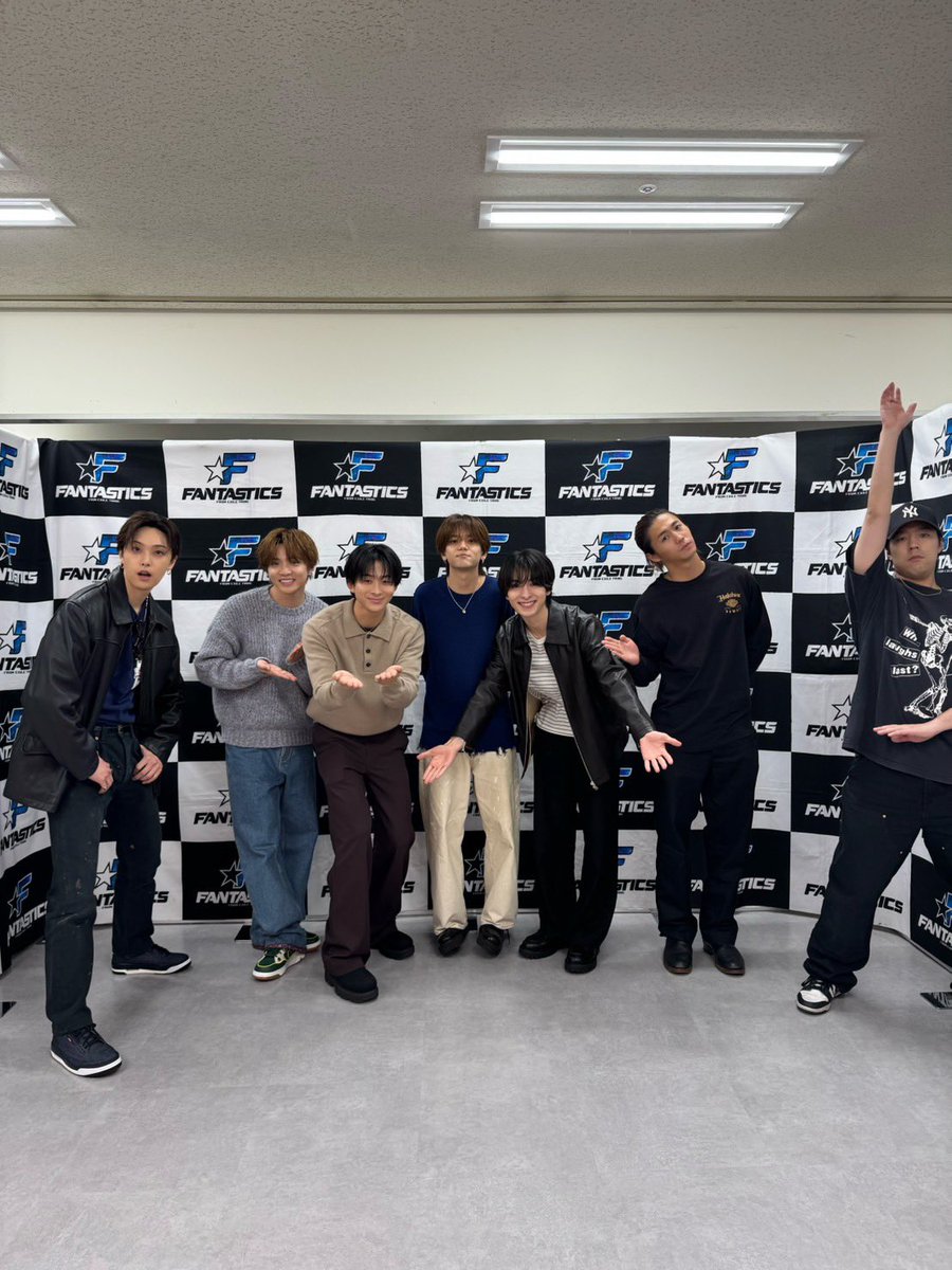 fantastics_fext's tweet photo. ずっとずっと&𝐖𝐞𝐥𝐜𝐨𝐦𝐞 𝐭𝐨 𝐒𝐮𝐧𝐬𝐡𝐢𝐧𝐞
リリースイベント大阪会場
ありがとうございました✨
⎯⎯⎯⎯⎯⎯⎯⎯⎯⎯⎯⎯⎯⎯⎯⎯ ⟡.·

颯太を筆頭に？ #ヒジパチダンス 💥

お越しいただいた皆様
ありがとうございました✨

https://t.co/BRxnRKGDxV

#FANTASTICS
#ずっとずっと
#WelcometoSunshine
#ファンタの軌跡