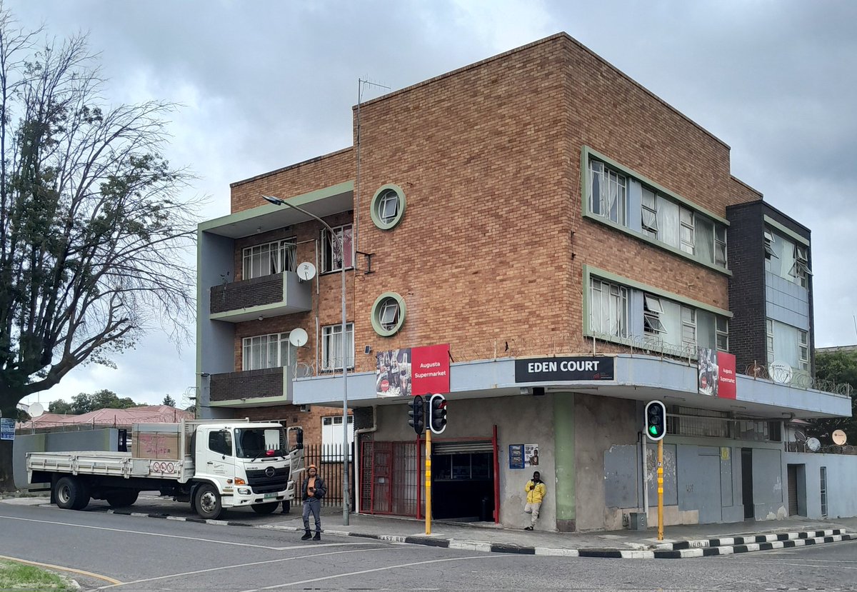Eden_Prop's tweet photo. Eden Court : Regents Park (Jhb)

Unit 8 : Renovation Update

✔️ Plastering has dried
✔️ Concrete on the floor has dried
✔️ Toilet waste pipe channels have been dug, so we can relocate the toilet to the other end of the room
✔️ New door frame is in, and rhe door now opens outwards https://t.co/1UKfoP31b0