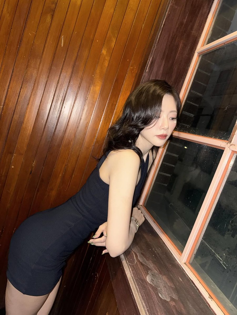 부장님! 세미나를 이렇게 예쁘게 입고 가시면
매우 곤란합니다... 제 심장이...😍
이제서라도 나머지 사진 올려주셔서
감사합니다 민지 부장님 충성 충성🫡