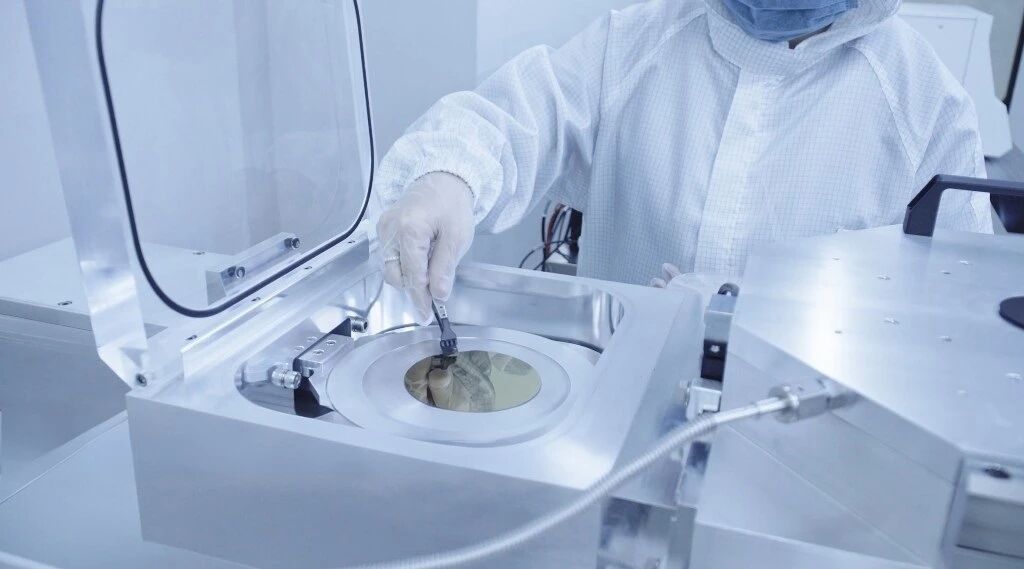 VoiceofPD's tweet image. Brain-computer interface technology sees broader application, benefiting patients

Brain-#computer interface (#BCI) technology is rapidly transitioning from laboratories to real-world applications, enabling patients to control computers, robotic arms, and robot dogs with their