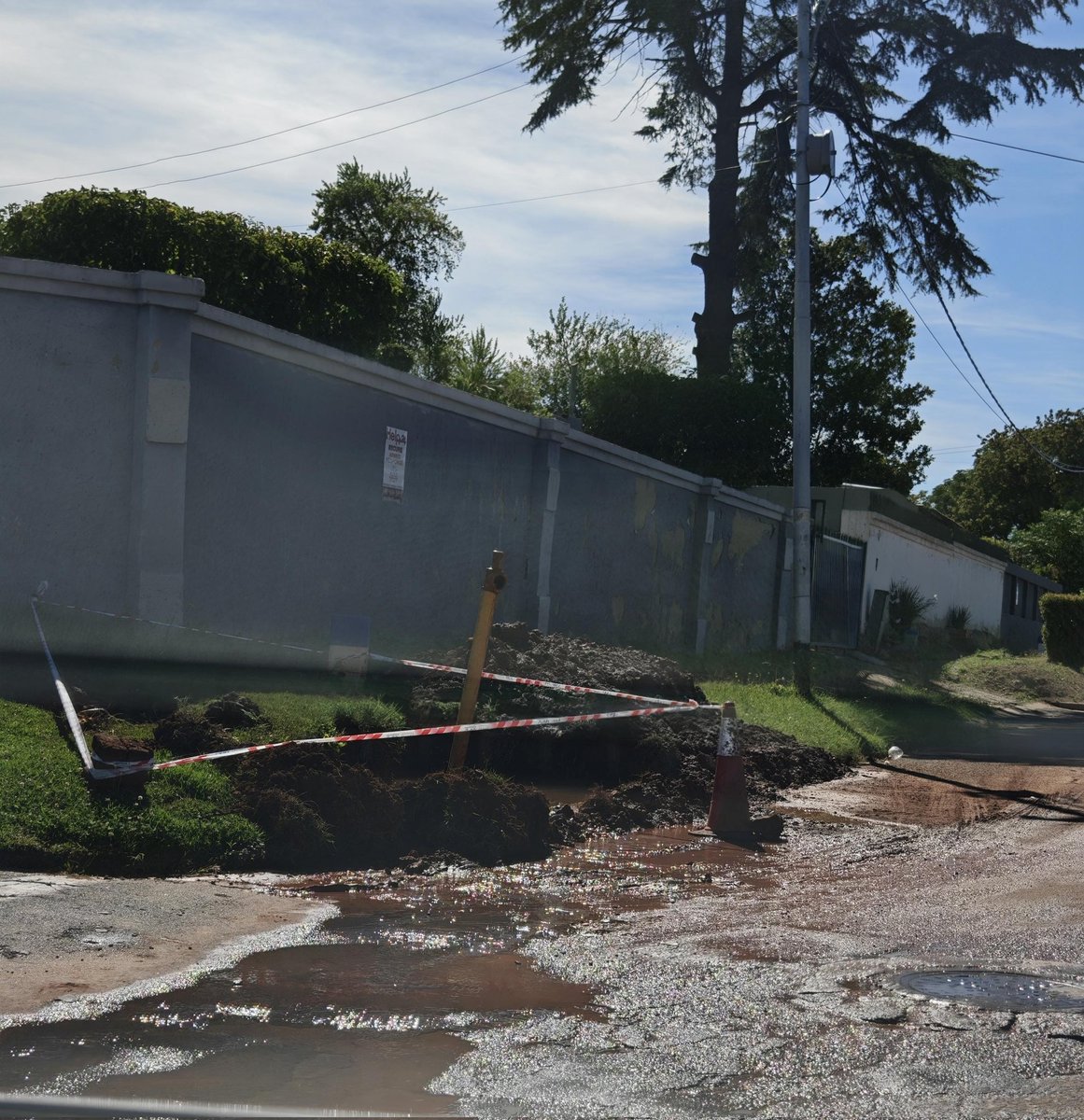 MrBizo's tweet photo. I thought South Africa was water scarce? This dodgy repair on the corner of Clarendon and Kliprand St in Discovery is leaking yet again. Please attend to this urgently. @JHBWater #WaterWaste #JoburgWater https://t.co/dkl5LbPZgw