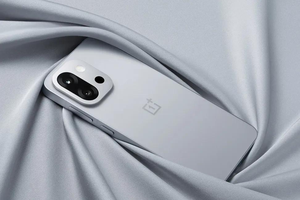 Kkjish3's tweet photo. OnePlus 15T officially confirmed 🔥

📱 6.32" AMOLED 1.5K display
⚡ Snapdragon 8 Elite Gen 5
📸 50MP main + 50MP telephoto
🔋 Largest battery in a compact phone

Launching March 2026.

OnePlus15T #CompactFlagship #Smartphone https://t.co/ZleJj4JArt