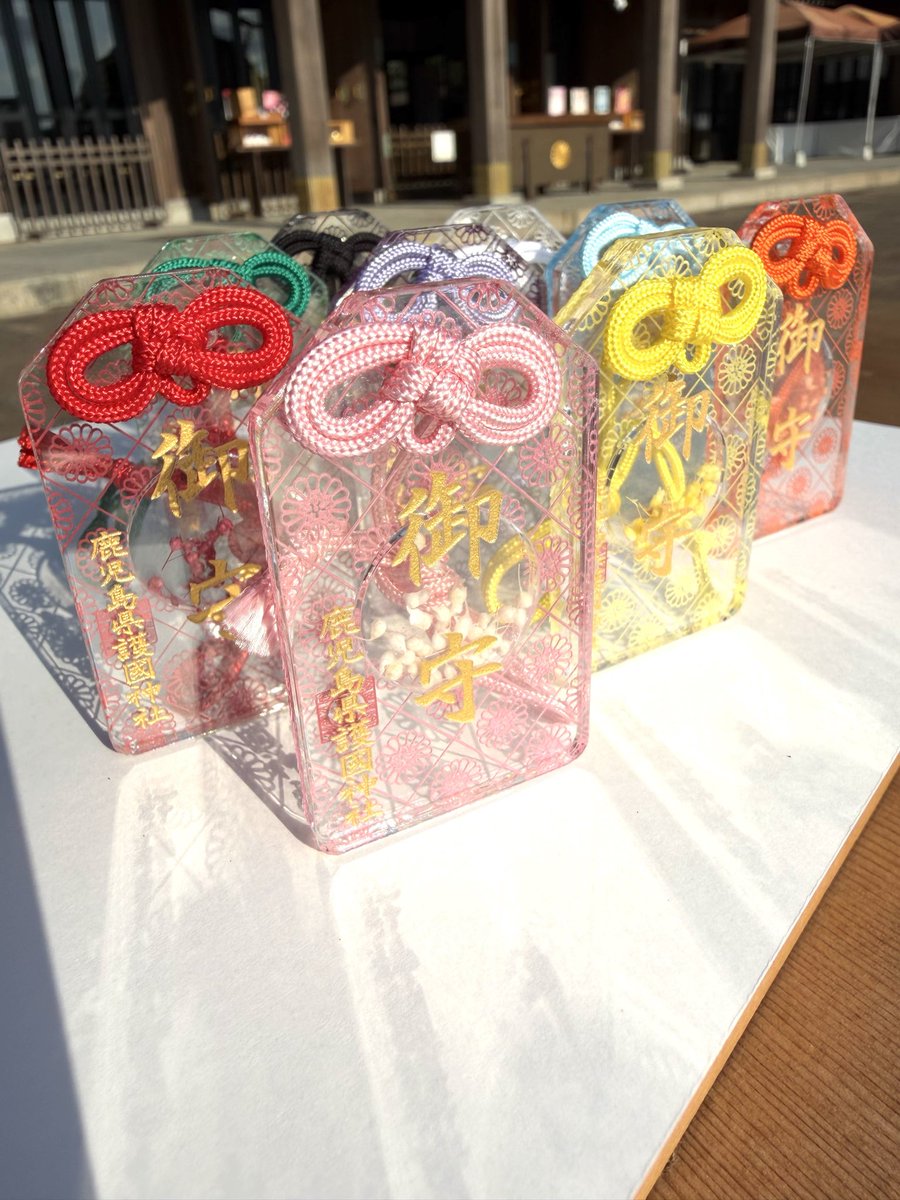 かすみ草のドライフラワーが入った透明の「心願御守」。 新しく奉製