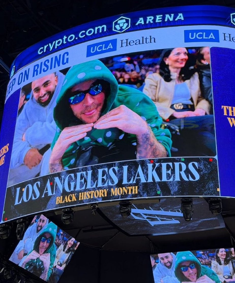 Justin Bieber alla partita dei Lakers a Los Angeles ieri sera, in total look <a href="/SKYLRK/">SKYLRK</a>! 🏀