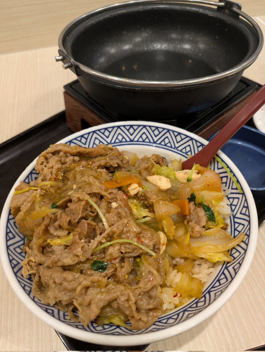 pikobin_FFBE's tweet photo. 牛すき鍋膳
ごはん大盛り3杯

3杯目はすき焼き丼に

振り返ると…
山盛りかごはんおかわり自由店しか行ってないｗ https://t.co/Ag58eLksJm