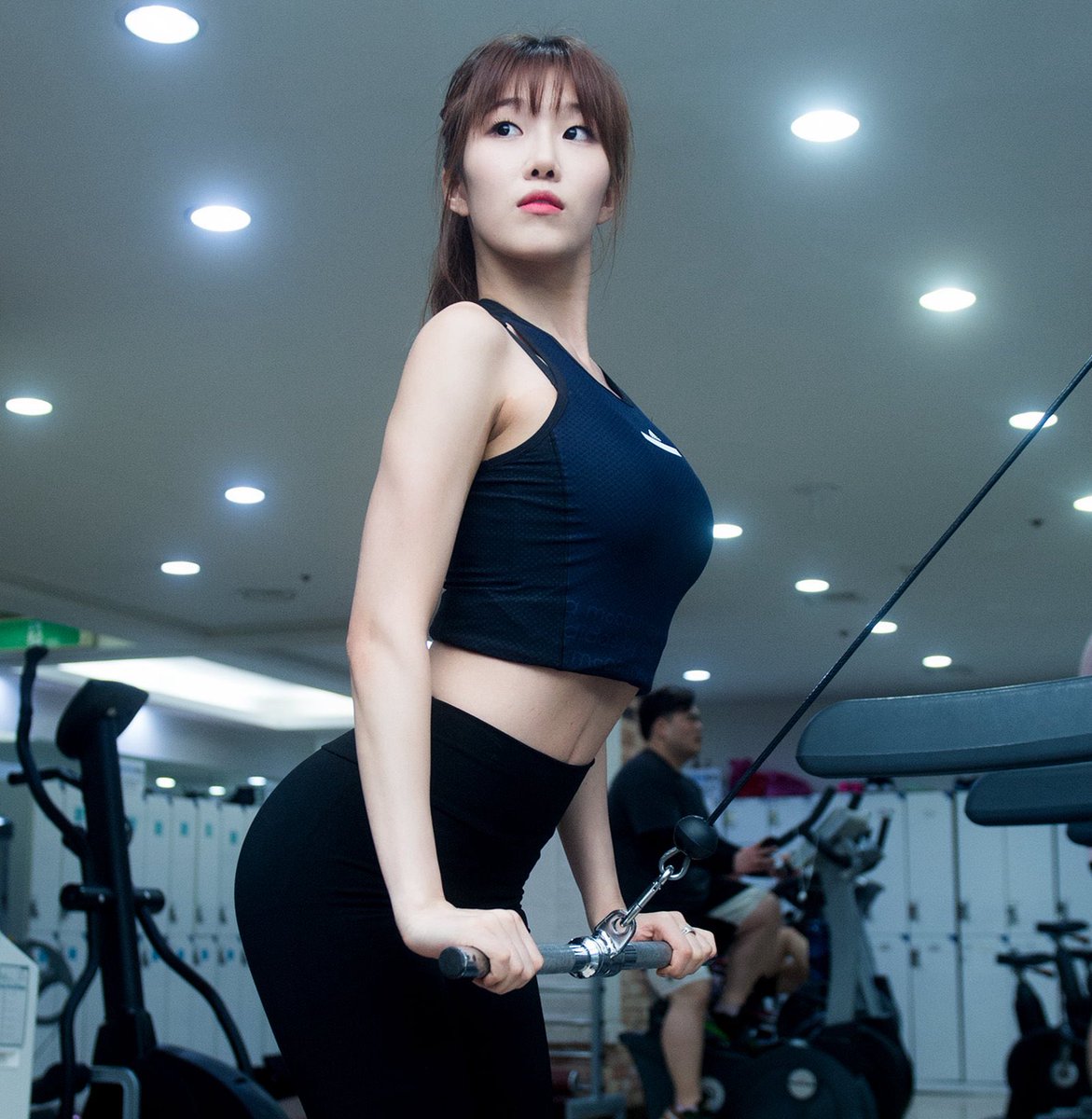 🚨
Dah tau belum?
Osteoporosis (tulang keropos) pada wanita tuh lebih tinggi hingga 8x loh dibanding pria.

Klo km udah mau 30an tahun, pls pls pls rutinin angkat beban!
Perempuan butuh angkat beban jg buat nunjang tulangmu dg massa otot yg baik!

Bonusnya, bisa body tea. Percaya