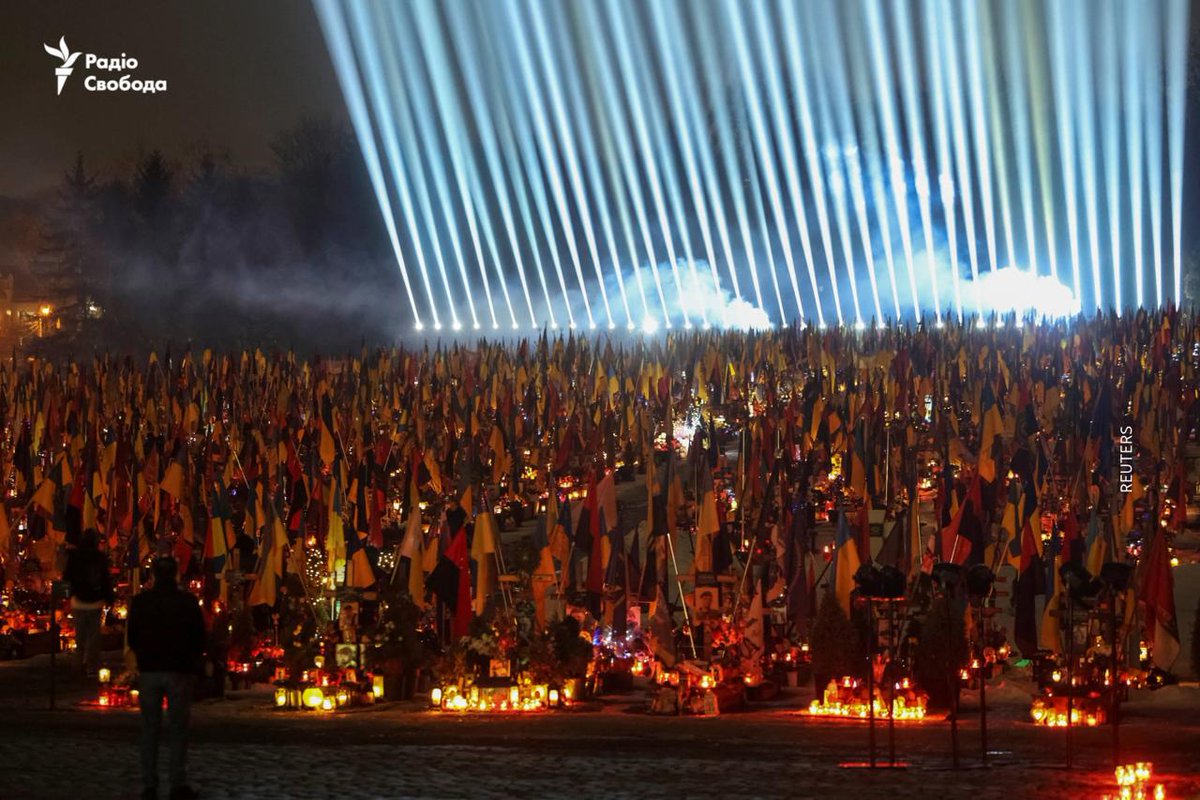On the eve of the fourth anniversary of Russia’s full-scale invasion, beams of light rose above the graves of fallen Ukrainian soldiers at #Lychakiv Cemetery in #Lviv.

The memorial installation, called “Rays of Memory,” honoured those who gave their lives defending Ukraine.

📷:
