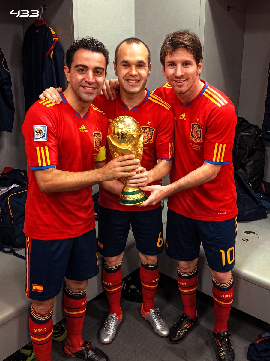 433's tweet photo. He could have played for Spain. But Argentina was always the dream. 

Leo Messi during his appearance on the Miro de Atrás podcast: "𝐀𝐭 𝐬𝐨𝐦𝐞 𝐩𝐨𝐢𝐧𝐭, 𝐭𝐡𝐞 𝐒𝐩𝐚𝐧𝐢𝐬𝐡 𝐧𝐚𝐭𝐢𝐨𝐧𝐚𝐥 𝐭𝐞𝐚𝐦 𝐚𝐩𝐩𝐫𝐨𝐚𝐜𝐡𝐞𝐝 𝐦𝐞. 𝐓𝐡𝐞𝐲 𝐭𝐫𝐢𝐞𝐝 𝐭𝐨 𝐜𝐨𝐧𝐯𝐢𝐧𝐜𝐞 𝐦𝐞." 💬

"𝐈 𝐚𝐦 𝐀𝐫𝐠𝐞𝐧𝐭𝐢𝐧𝐞, 𝐛𝐮𝐭 𝐈 𝐚𝐫𝐫𝐢𝐯𝐞𝐝 𝐢𝐧 𝐁𝐚𝐫𝐜𝐞𝐥𝐨𝐧𝐚 𝐰𝐡𝐞𝐧 𝐈 𝐰𝐚𝐬 𝐯𝐞𝐫𝐲 𝐲𝐨𝐮𝐧𝐠. 𝐓𝐡𝐞𝐫𝐞 𝐰𝐚𝐬 𝐚 𝐩𝐨𝐬𝐬𝐢𝐛𝐢𝐥𝐢𝐭𝐲 𝐭𝐡𝐚𝐭 𝐈 𝐜𝐨𝐮𝐥𝐝 𝐩𝐥𝐚𝐲 𝐟𝐨𝐫 𝐒𝐩𝐚𝐢𝐧, 𝐛𝐮𝐭 𝐦𝐲 𝐝𝐞𝐬𝐢𝐫𝐞 𝐰𝐚𝐬 𝐚𝐥𝐰𝐚𝐲𝐬 𝐭𝐨 𝐩𝐥𝐚𝐲 𝐟𝐨𝐫 𝐀𝐫𝐠𝐞𝐧𝐭𝐢𝐧𝐚."

And the rest is... 𝐇𝐈𝐒𝐓𝐎𝐑𝐘. 🇦🇷⭐️